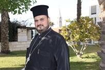  يافا: الأب قسطنطين نصار يتبرع بدمه للفتى المريض جوزيف مقلشي في مشفى شنايدر 